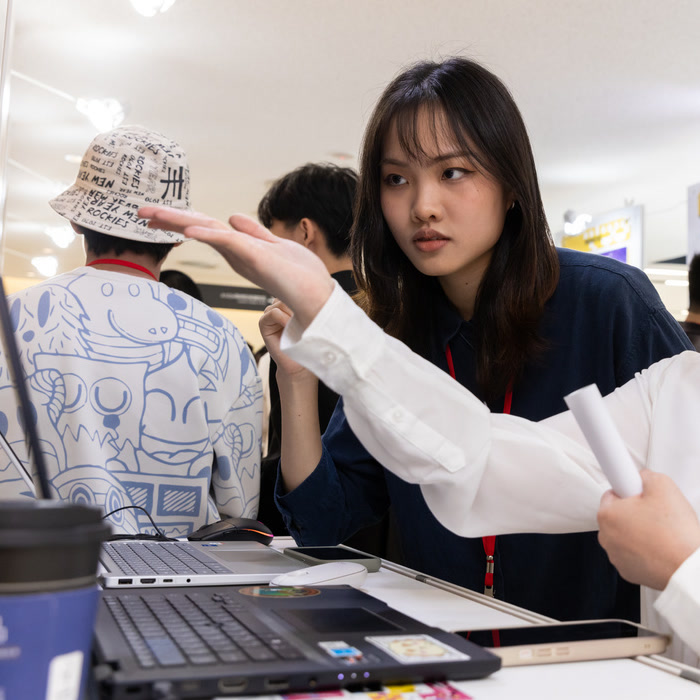 現場向觀眾說明作品